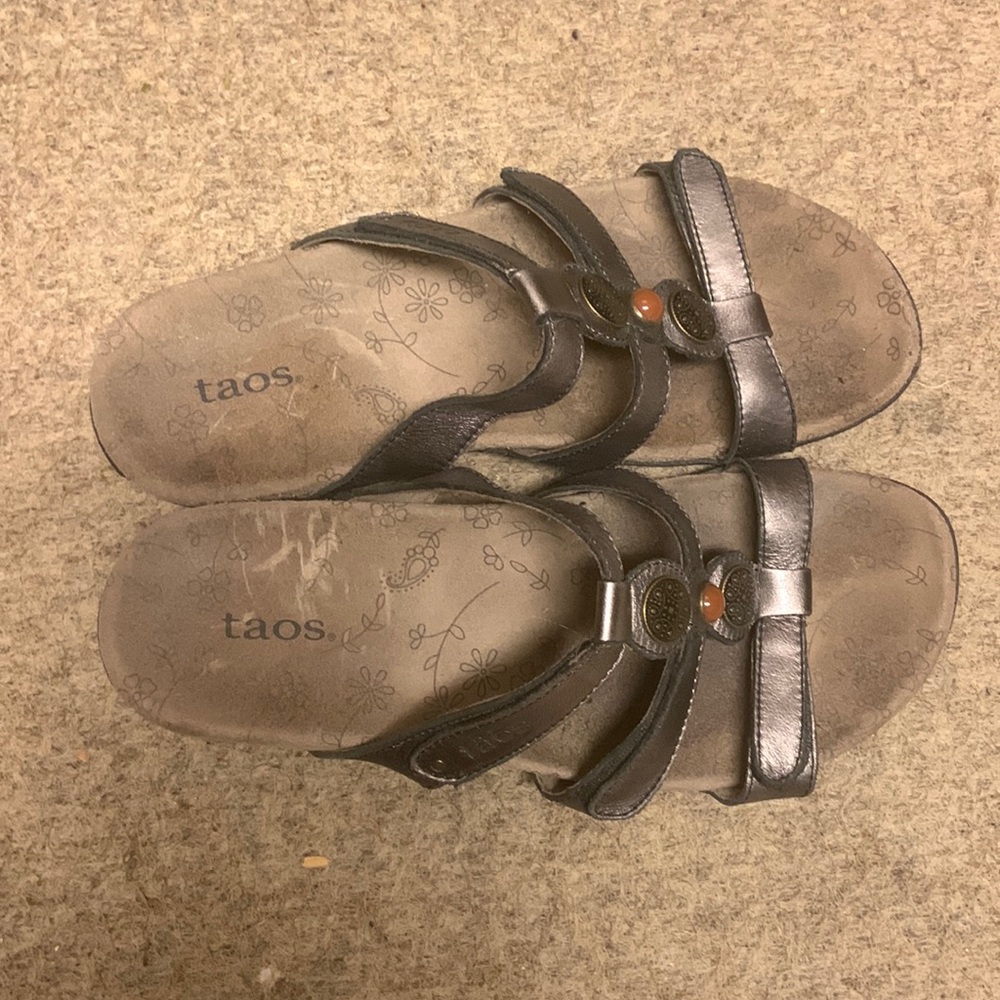 Taos Prize 4 Sandals sz 8